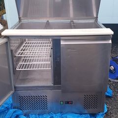 Saladette fridge .