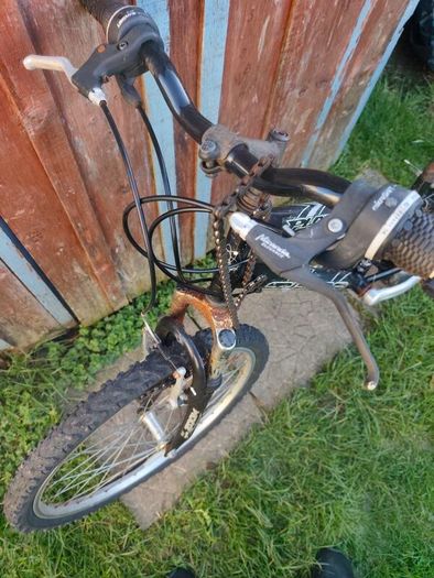 child bike 24 wheels,breaks,gears working,need chain )and small service so that's price!
