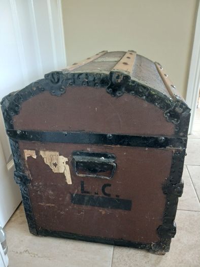 antique victorian barrel top steamer trunk