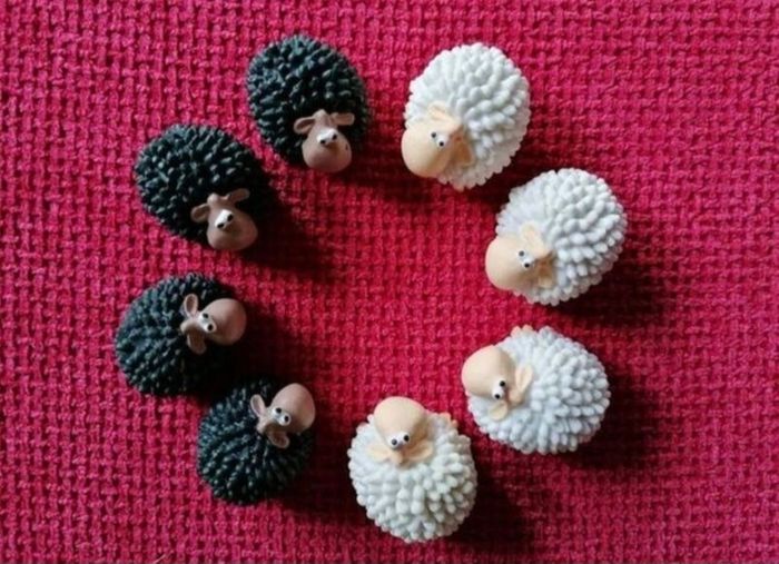 Noughts & Crosses Ceramic Sheep