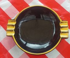 Vintage Guinness arklow ashtray ,collectors item,,hard to come by ,with smoking bans and arklow  gone out of business,,sold as seen ,see pictures for condition,