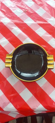 Vintage Guinness arklow ashtray ,collectors item,,hard to come by ,with smoking bans and arklow  gone out of business,,sold as seen ,see pictures for condition,