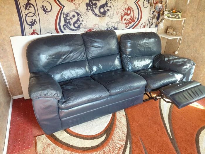 sofa Free to collect.
