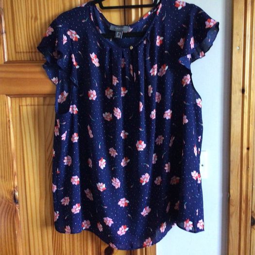 Ladies Navy blue floral blouse Size 20 includes post