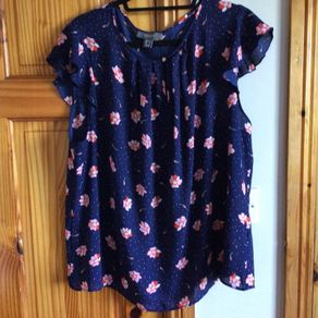 Ladies Navy blue floral blouse Size 20 includes post