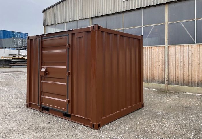 Container with side door 9-foot