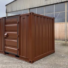 Container with side door 9-foot