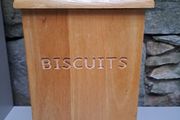 Solid wood biscuit tin