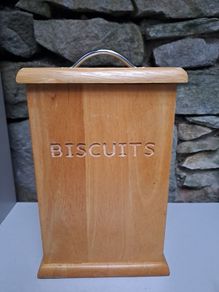 Solid wood biscuit tin