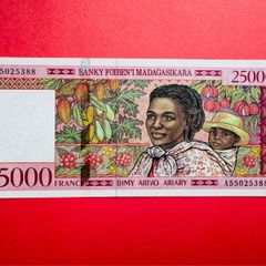 Madagascar  25,000 Francs  1998.  ( Uncirculated ) Pick 82a