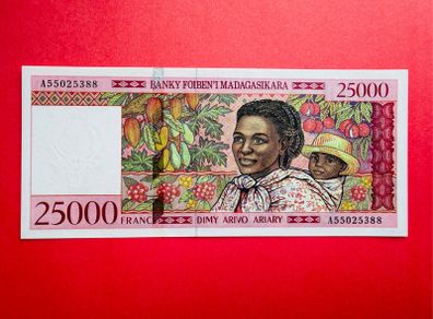 Madagascar  25,000 Francs  1998.  ( Uncirculated ) Pick 82a