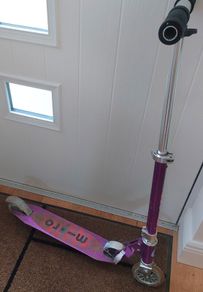 2 wheeled Micro Scooter with knee/elbow pads and spare handle