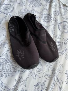 Water shoes, size 4