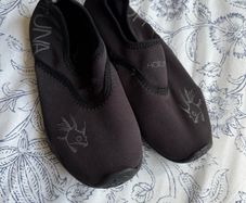 Water shoes, size 4