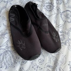 Water shoes, size 4