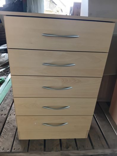 5-drawer chest of drawers in a light wood.