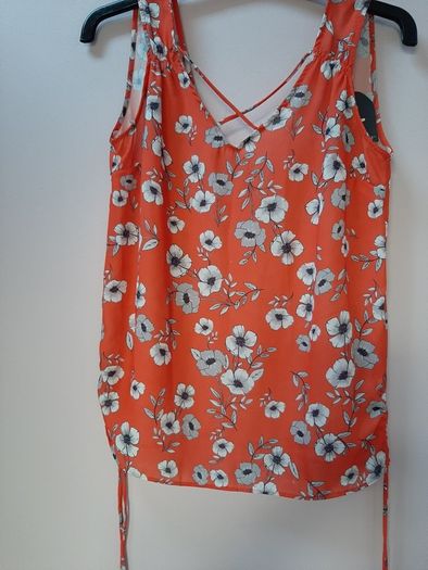 new top no sleeves tag attached