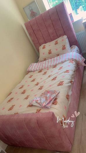 Single sleigh bed