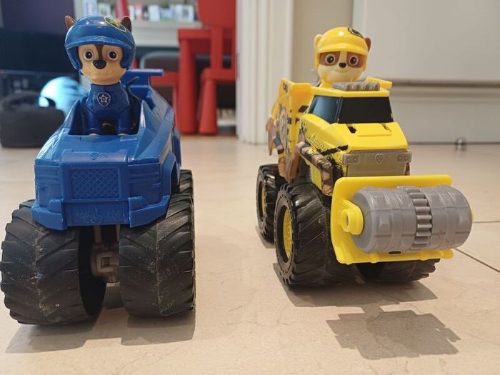 Paw patrol tower and 2 vehicles