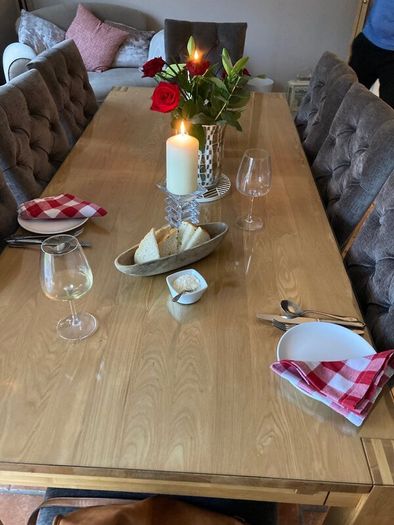Table and chairs like new