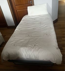 Roll away single guest bed