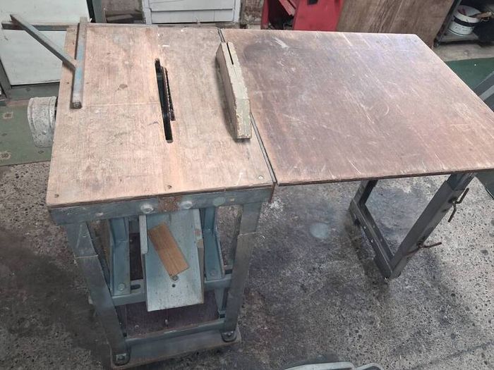 table saw  vwry large