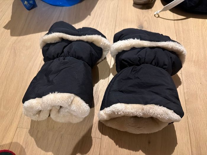 Orzbow pram hand muffs - navy with cream fleece