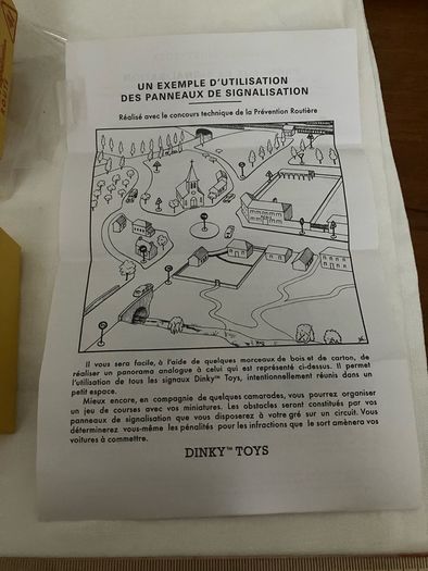 Dinky miniatures, Road signs. No.41. French text. MIN