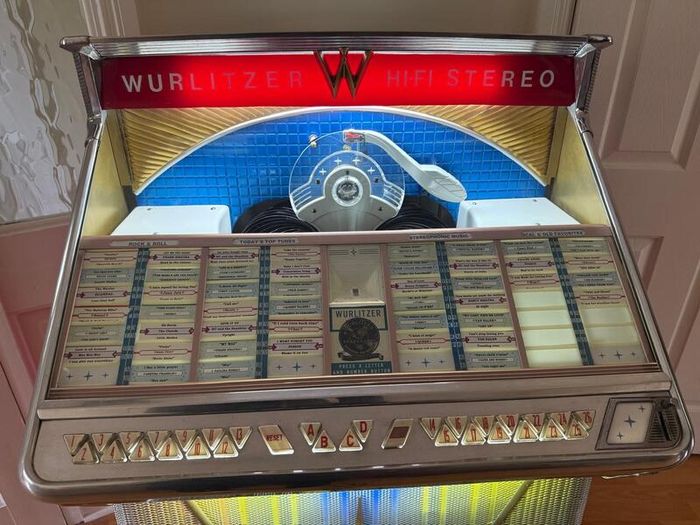 Wurlitzer 2410  1960 Fully Functional  Complete Collectors Piece