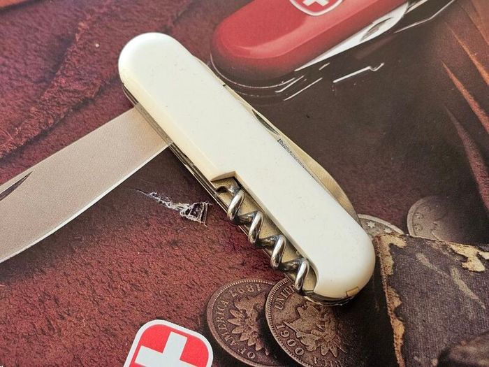 Vintage Wenger Traveler Discontinued Collectable Swiss Army Knife 85mm model