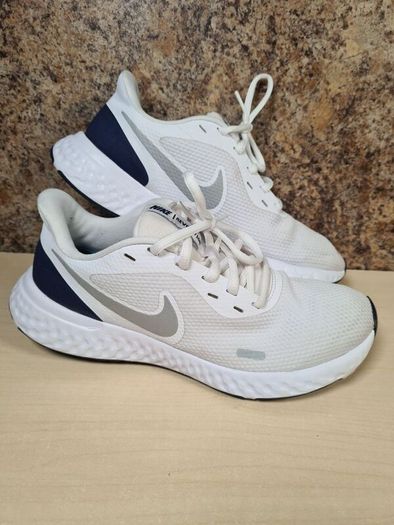 Womens NIKE REVOLUTION 5 trainers runners white Size UK 6 EU 40  boys girls