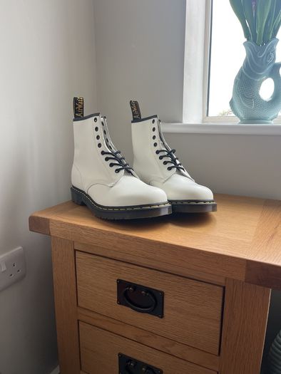dr. martens white 8-eyelet boots size UK9