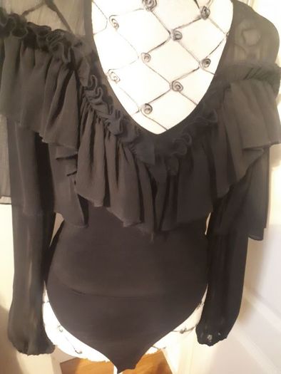 BNWT Stunning River Island Black Ruffle Bodysuit (Size 8)