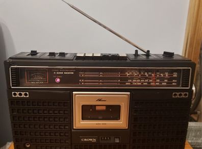 Vintage Crown CSC-615L Boombox / 4 Band Radio & Tape Deck.