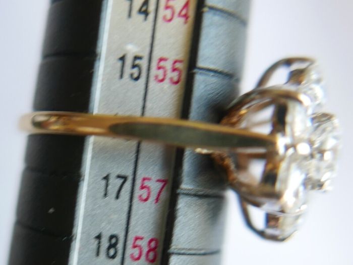 Vintage 9Ct Solid Gold 375 Beautiful Cubic Zirconia Ring 3,99g