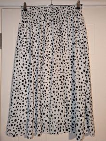 Perfect for Summer. Gorgeous black and white midi skirt
