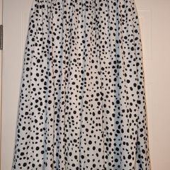 Perfect for Summer. Gorgeous black and white midi skirt
