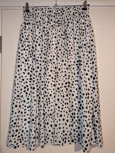 Perfect for Summer. Gorgeous black and white midi skirt