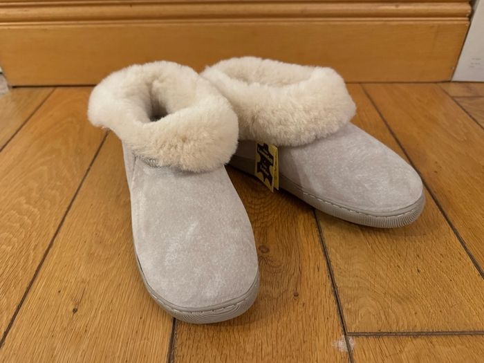 sheep skin slippers size 4 -5 UK