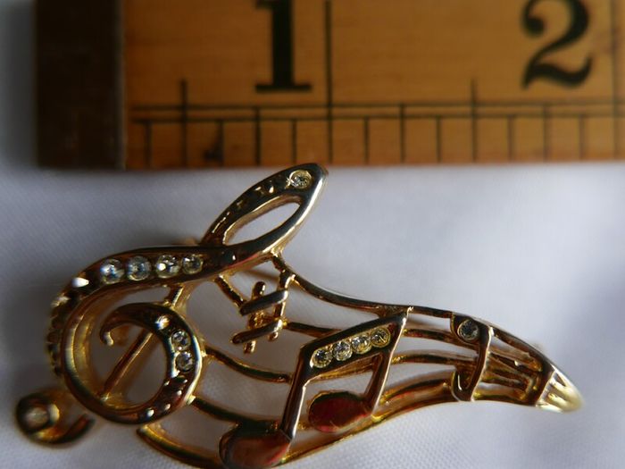 Vintage Jewelry Beautiful Gold Tone and Rhinestone Music / Notes on Staff / Music Lover Pin Brooch