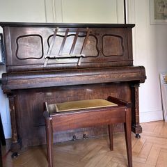 Upright piano