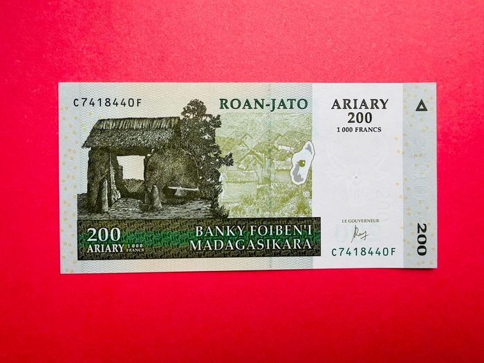 Madagascar  200 Ariary / 1,000 Francs  2004  ( Uncirculated )