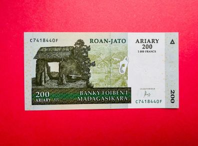 Madagascar  200 Ariary / 1,000 Francs  2004  ( Uncirculated )
