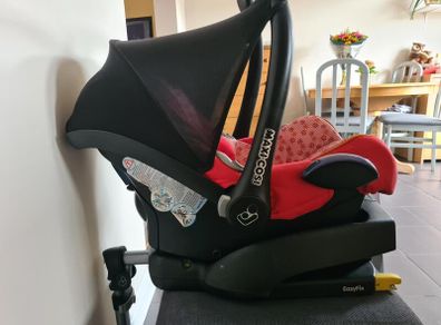 Maxi Cosi isofix base and car seat