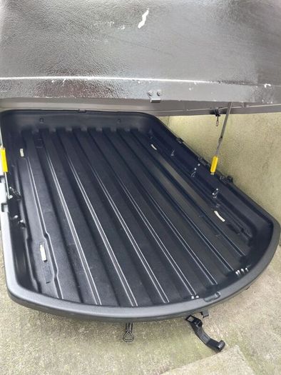 Car roof box