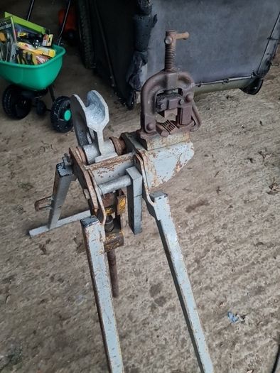Antique pipe cutter