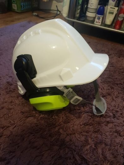 Builder 's helmet ,with ear defenders