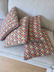 4 multicoloured cushions