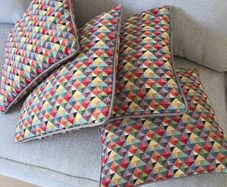 4 multicoloured cushions