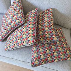 4 multicoloured cushions